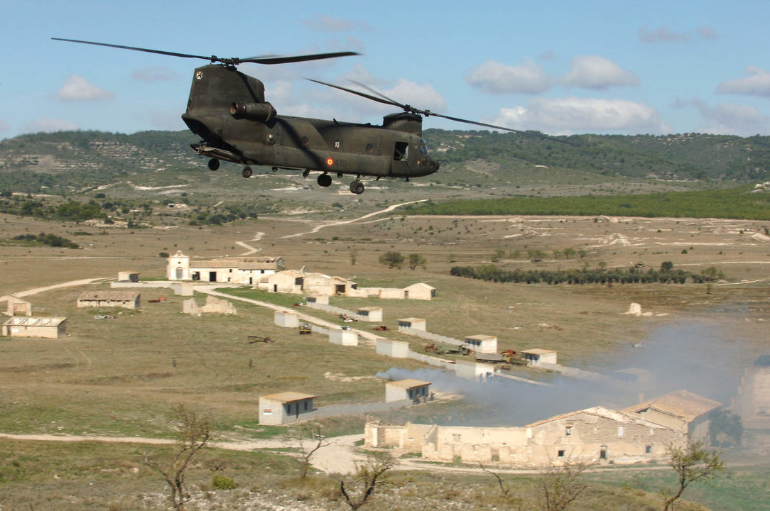 Un helicóptero Chinook en el campo de maniobras de San Gregorio. 