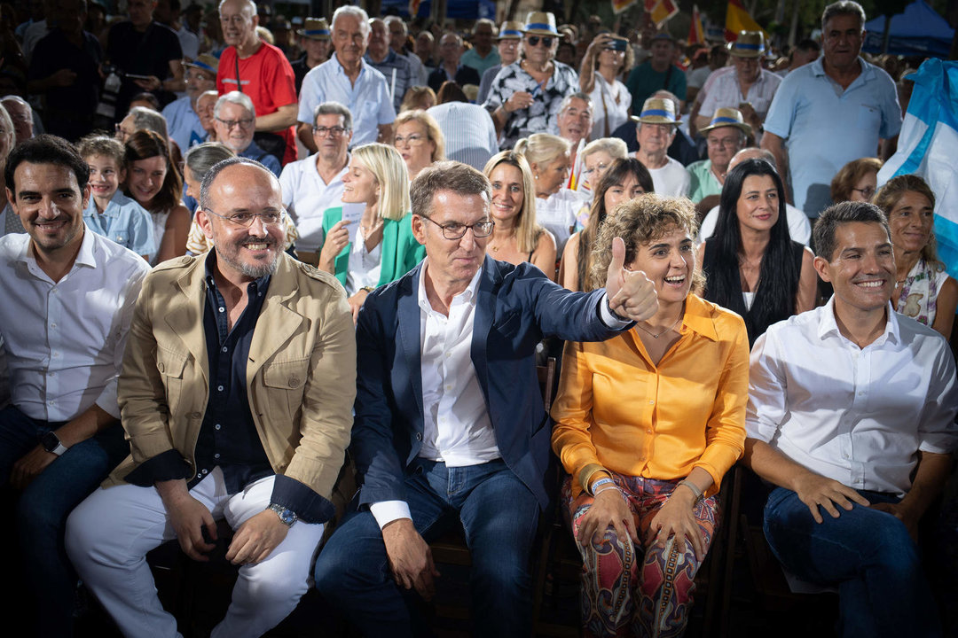 El presidente del PP catalán, Alejandro Fernández (2i), el presidente del Partido Popular y candidato a la Presidencia del Gobierno, Alberto Núñez Feijóo (c), y el candidato del PP en Barcelona, Nacho Martín Blanco. 