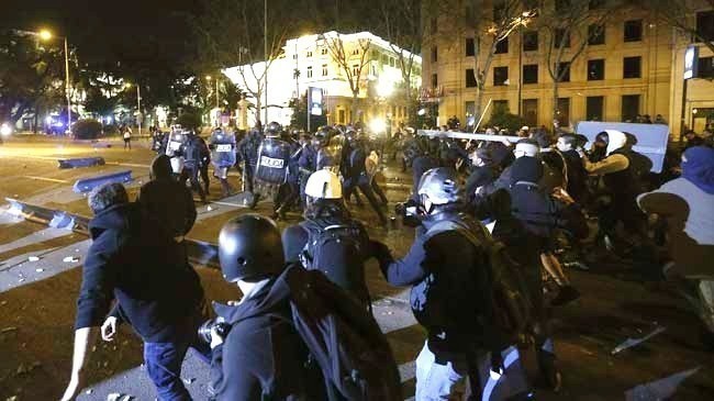 Radicales atacan a los antidisturbios en Madrid en los altercados tras las Marchas de la Dignidad.